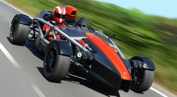 Вторият модел на малката компания от Съмърсет в класацията е Ariel Atom, който има две седалки, но те са малко тесни, а почти пълната липса на каросерия върху тръбното шаси осигурява собствено тегло до 595 кг.

Двигателят с турбокомпресор на Honda осигурява 320 к.с. и предлага максимална скорост от 260 км/ч, при ускорение от 0 до 100 км/ч за 2,8 секунди.
